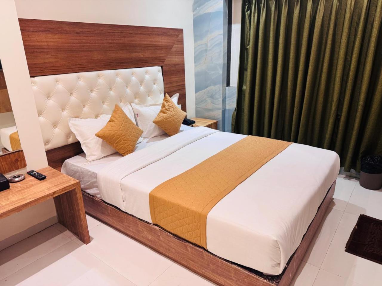 West Line Andheri Hotel