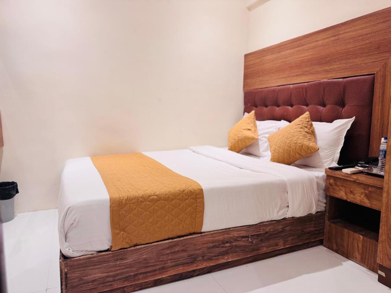 West Line Andheri Hotel *