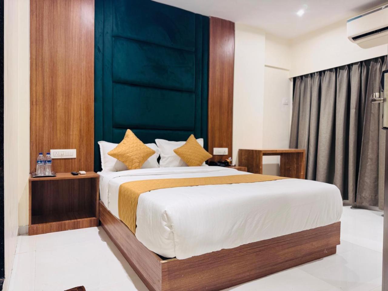 West Line Andheri Hotel