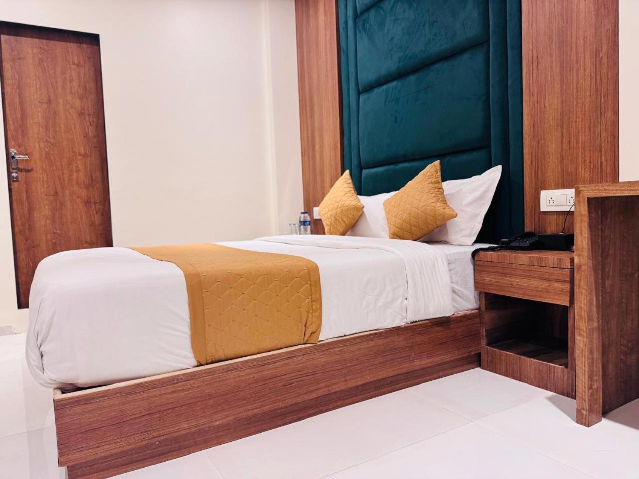 West Line Andheri Hotel Bombaj