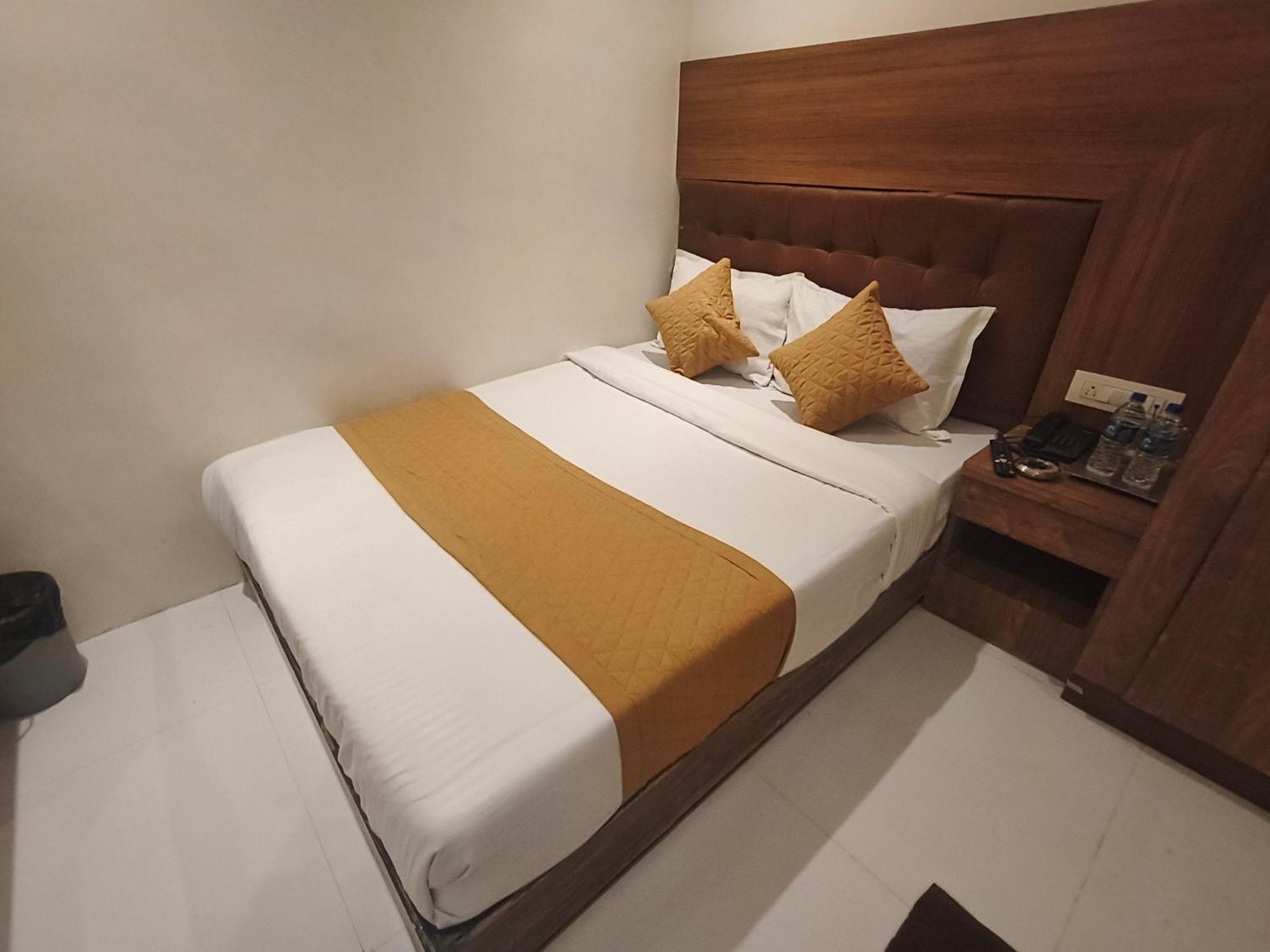 West Line Andheri Hotel