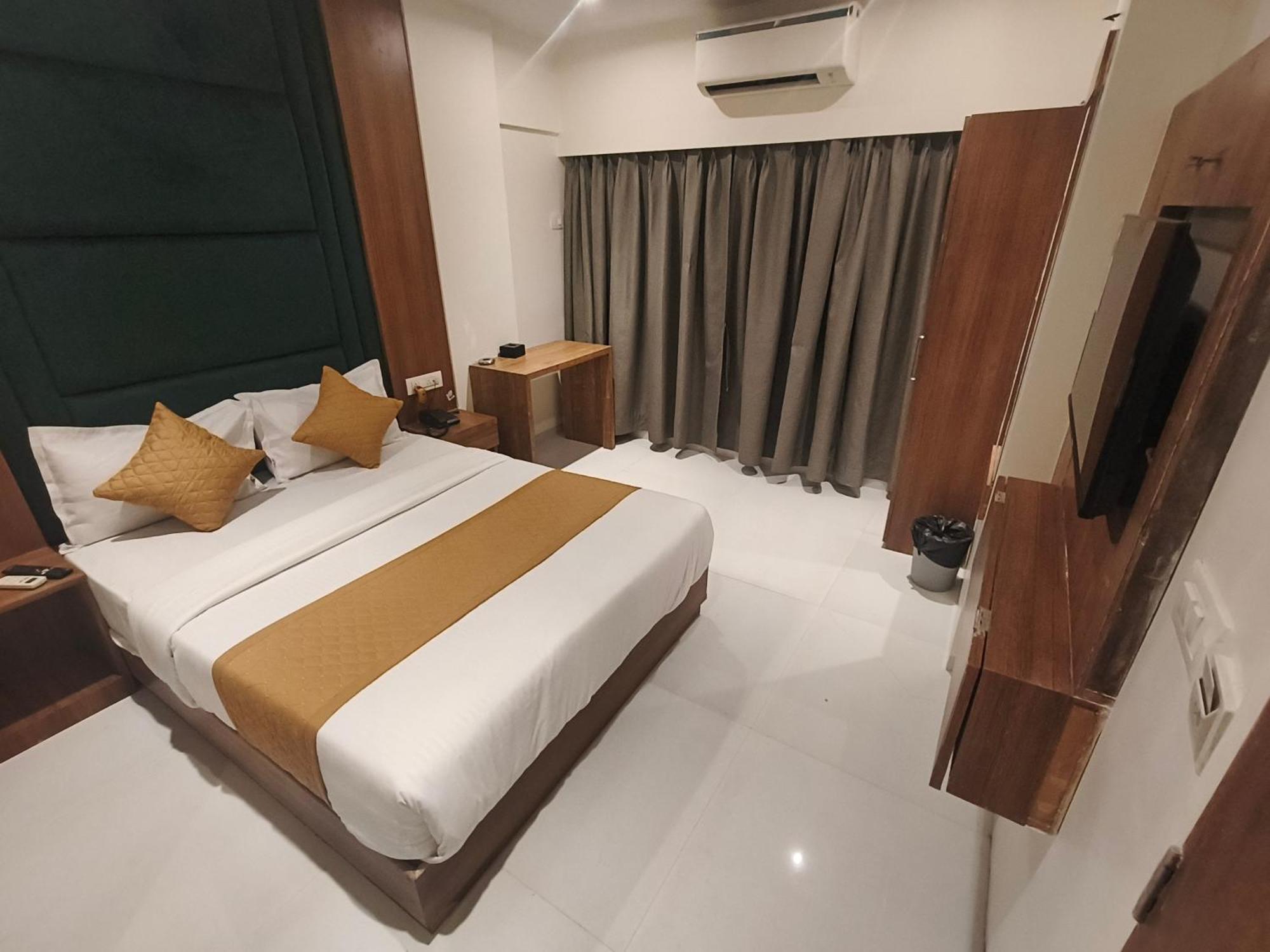 West Line Andheri Hotel *